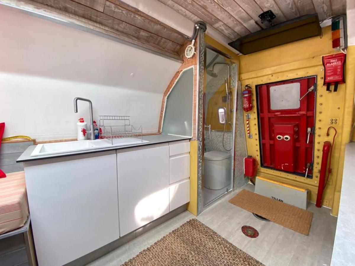 5 Star Ocean Village Marina Reconditioned Rnli Rig Life Boat Саутхамптън Екстериор снимка