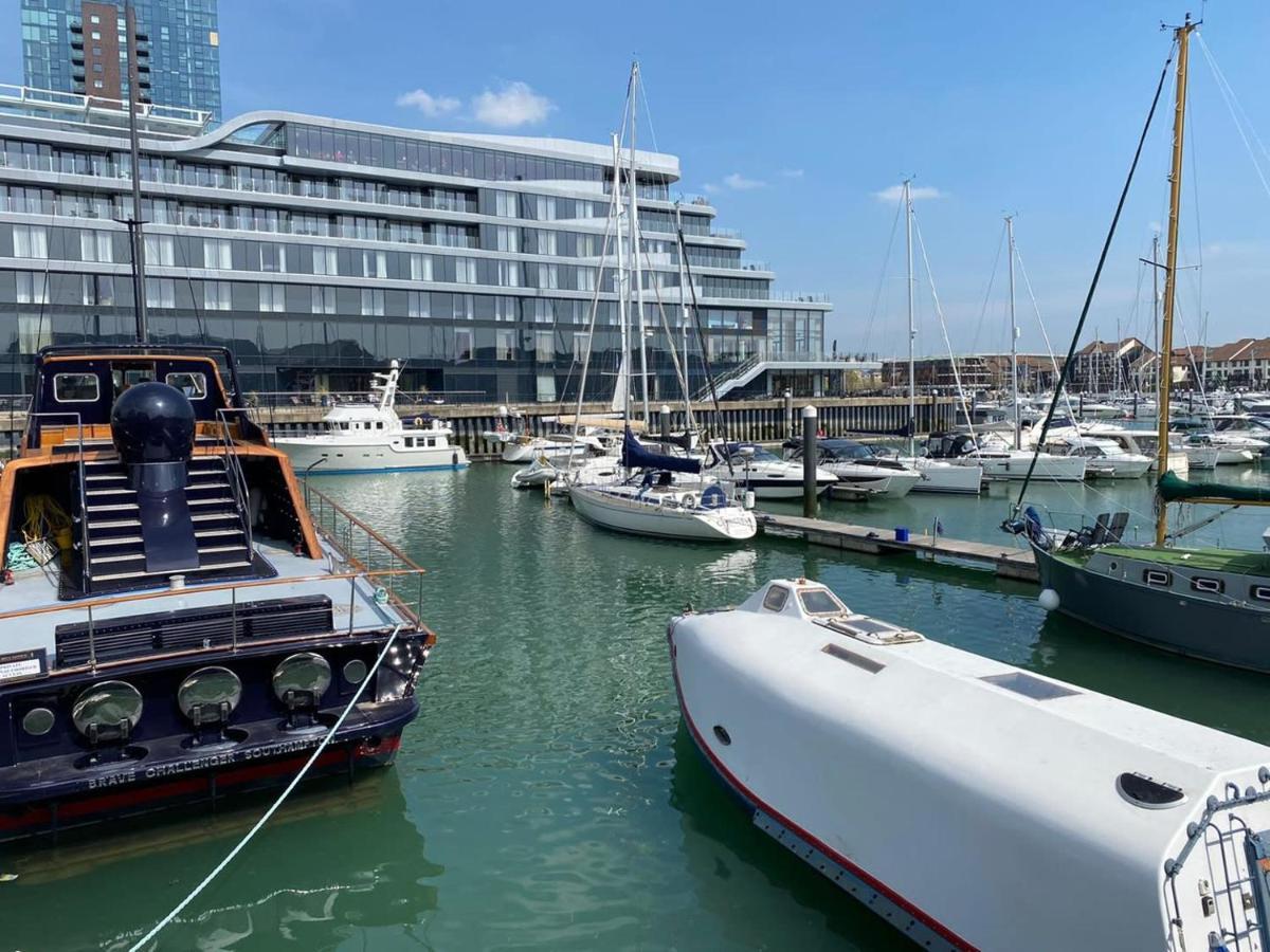 5 Star Ocean Village Marina Reconditioned Rnli Rig Life Boat Саутхамптън Екстериор снимка